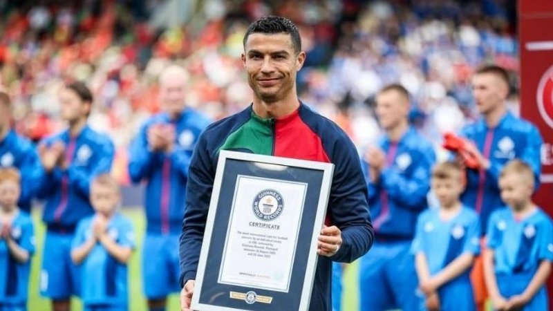 Sự thật đằng sau tấm thẻ 33 tỷ đồng của Ronaldo